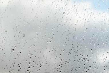Cam gökyüzü arka plan üzerinde yağmur damlaları