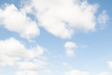 Mavi gökyüzünde beyaz bulutlar