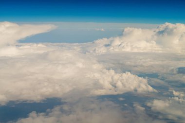 bulutlar uçak yere görüntüleyin.