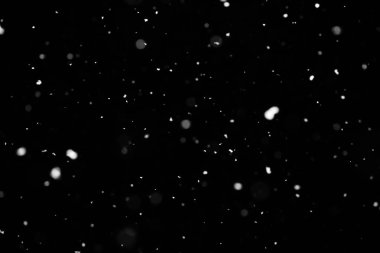 Kar fırtınası doku. Siyah arka plan, ışıkları bokeh vurdu kar taneleri havada uçan