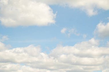 mavi bir gökyüzü üzerinde büyük bulutlar