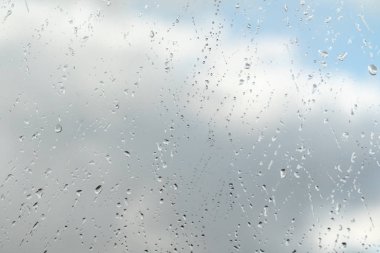 Cam gökyüzü arka plan üzerinde yağmur damlaları