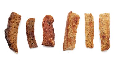 Beyaz arka plan üzerinde kızarmış kraker