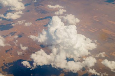 bulutlar uçak yere görüntüleyin.