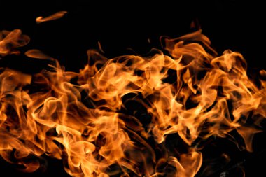 alevler siyah arkaplanda