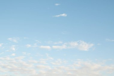 mavi bir gökyüzü üzerinde büyük bulutlar