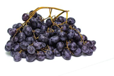 kara üzüm beyaz arka plan üzerinde izole bir demet