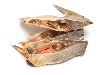 tuzlu balık beyaz zemin üzerine bira için kurutulmuş