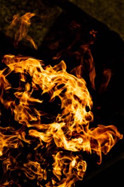 alevler siyah arkaplanda