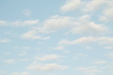 mavi bir gökyüzü üzerinde büyük bulutlar