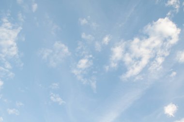 mavi gökyüzünde bulutlar ile doğal görünümü