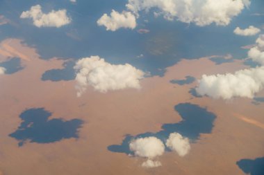 bulutlar uçak yere görüntüleyin.