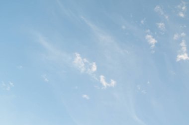 mavi gökyüzünde bulutlar ile doğal görünümü