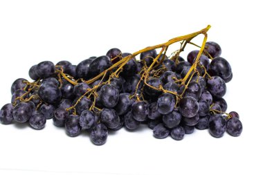 kara üzüm beyaz arka plan üzerinde izole bir demet