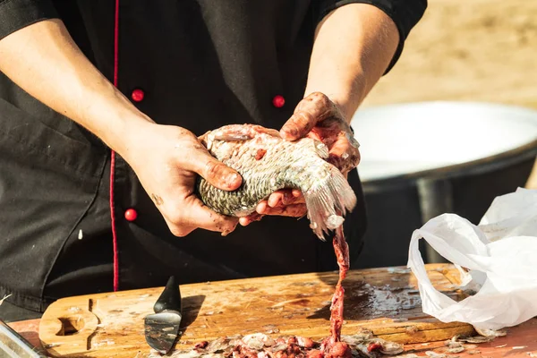 Mains Propres Avec Couteau Poisson Frais — Photo