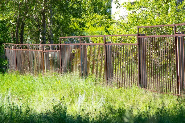 Old Metal Fence Summer Landscape — Stock Photo, Image