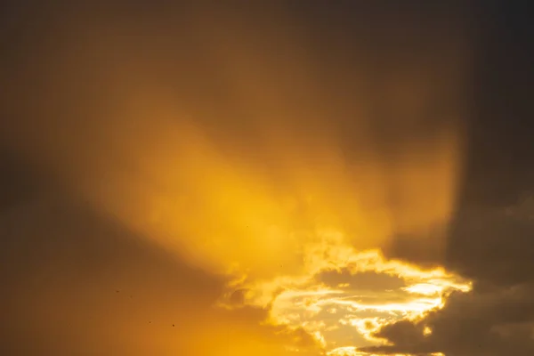 Les Rayons Jaunes Soleil Couchant Des Nuages — Photo