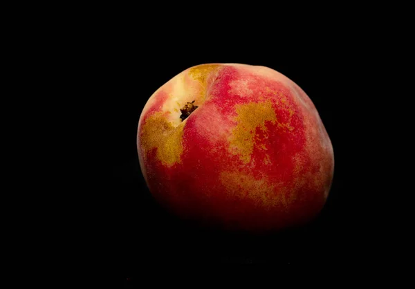 在黑色背景上分离的新鲜成熟桃子的特写镜头视图 — 图库照片
