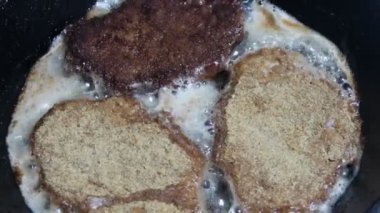 Yağı tavada kızartma suyu şinitzel görünümü Kapat 