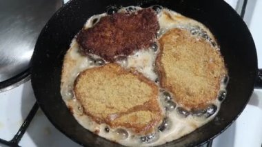 Yağı tavada kızartma suyu şinitzel görünümü Kapat 
