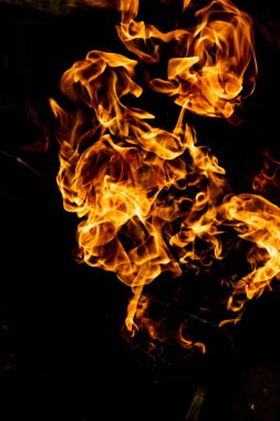 alevler siyah arkaplanda