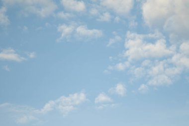 mavi gökyüzünde bulutlar ile doğal görünümü