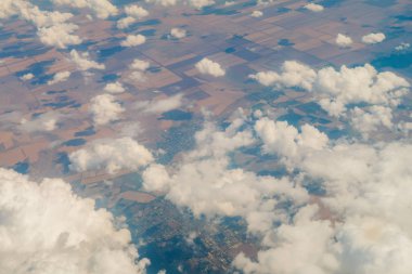 bulutlar uçak yere görüntüleyin.