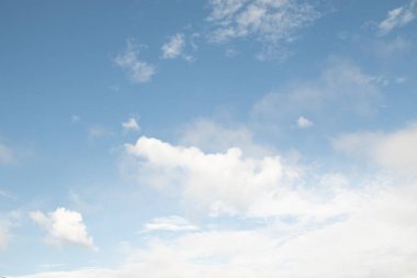 mavi bir gökyüzü üzerinde büyük bulutlar