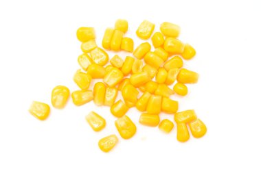 Beyaz arkaplanda izole mısır tohumları