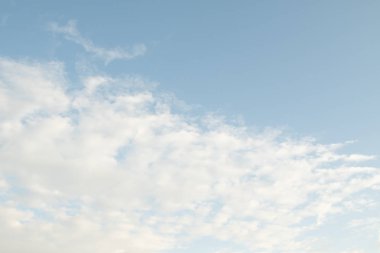 mavi bir gökyüzü üzerinde büyük bulutlar