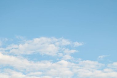 mavi gökyüzü bulutlar doğal görünümünü