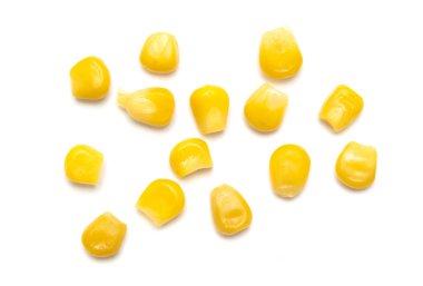 Beyaz arkaplanda izole mısır tohumları