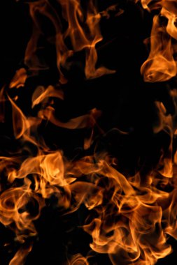 alevler siyah arkaplanda