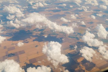 bulutlar uçak yere görüntüleyin.