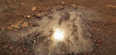 su birikintisine güneşin yansıyan