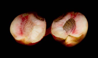 siyah bir arka plan üzerinde izole şeftali