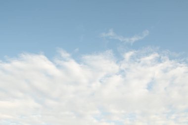 mavi bir gökyüzü üzerinde büyük bulutlar