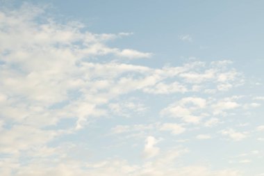 mavi bir gökyüzü üzerinde büyük bulutlar