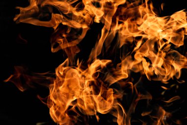 alevler siyah arkaplanda