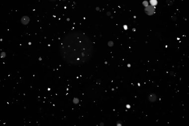 Kar fırtınası doku. Siyah arka plan, ışıkları bokeh vurdu kar taneleri havada uçan