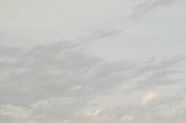 mavi gökyüzünde bulutlar ile doğal görünümü