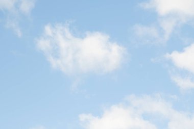 Mavi gökyüzünde beyaz bulutlar