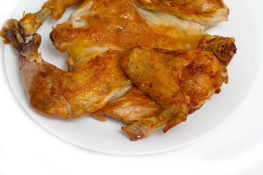 Beyaz arka plan üzerinde izole tavuk kızartma