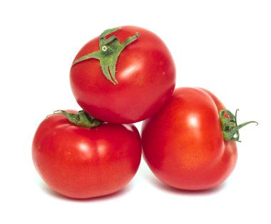 Beyaz arkaplanda kırmızı olgun domates