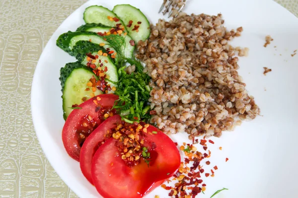 Frühstück Buchweizenbrei Huhn Tomatengurke — Stockfoto