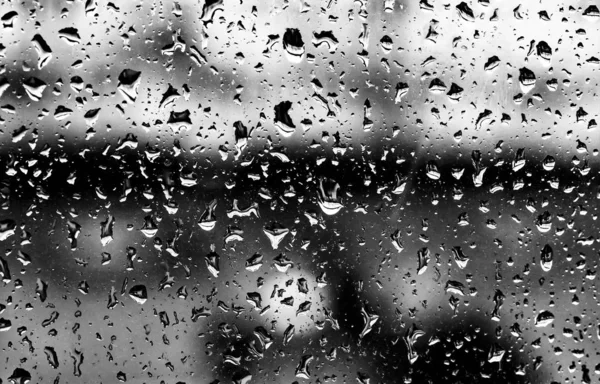 在玻璃上的雨滴 黑色和白色的照片 — 图库照片
