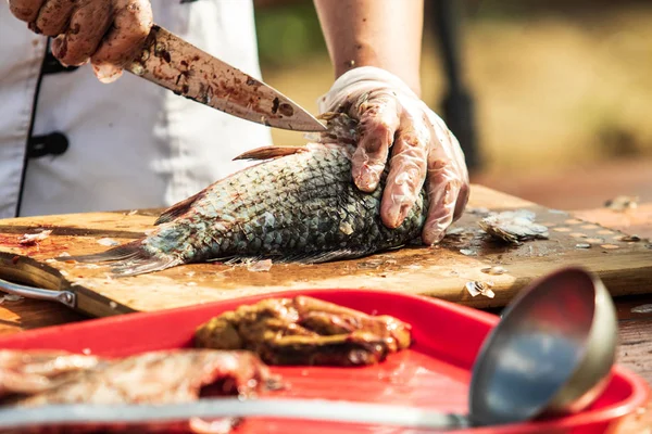 Manos Limpias Con Cuchillo Pescado Fresco — Foto de Stock