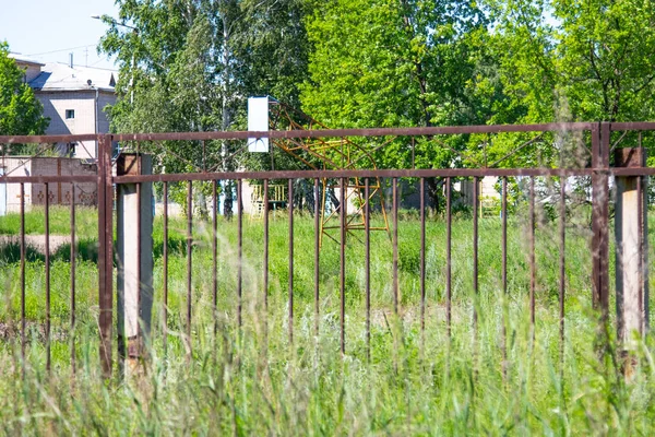 古い金属フェンスの夏の風景 — ストック写真
