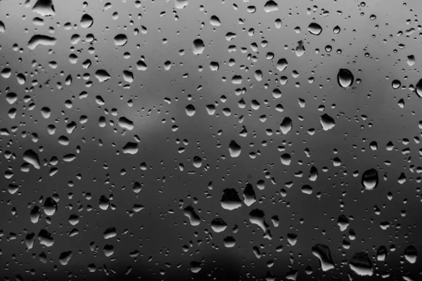 黑色玻璃背景上的雨滴 — 图库照片