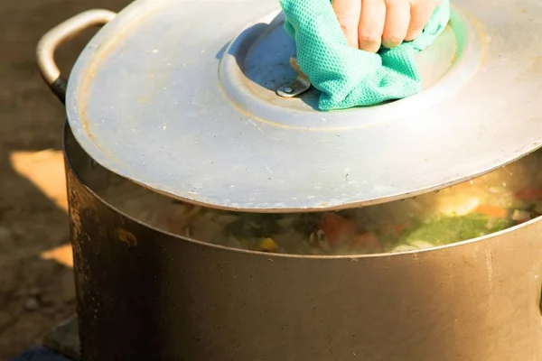 Żeliwny Kocioł Ulicy Gotowanie Zupy — Zdjęcie stockowe